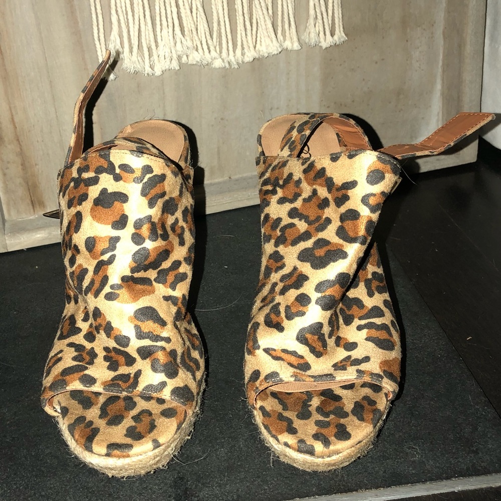 COMFORTABLE Leopard Print Wedges! - Picture 4 of 7